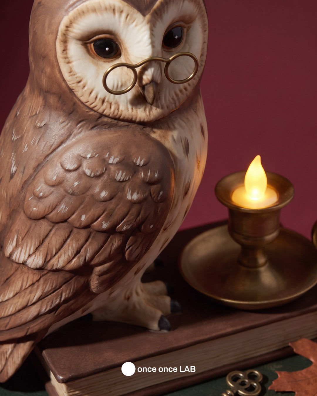 Búho Dark Academia sobre Libros con Vela LED — Portavela de Otoño y Halloween — Once Once Lab