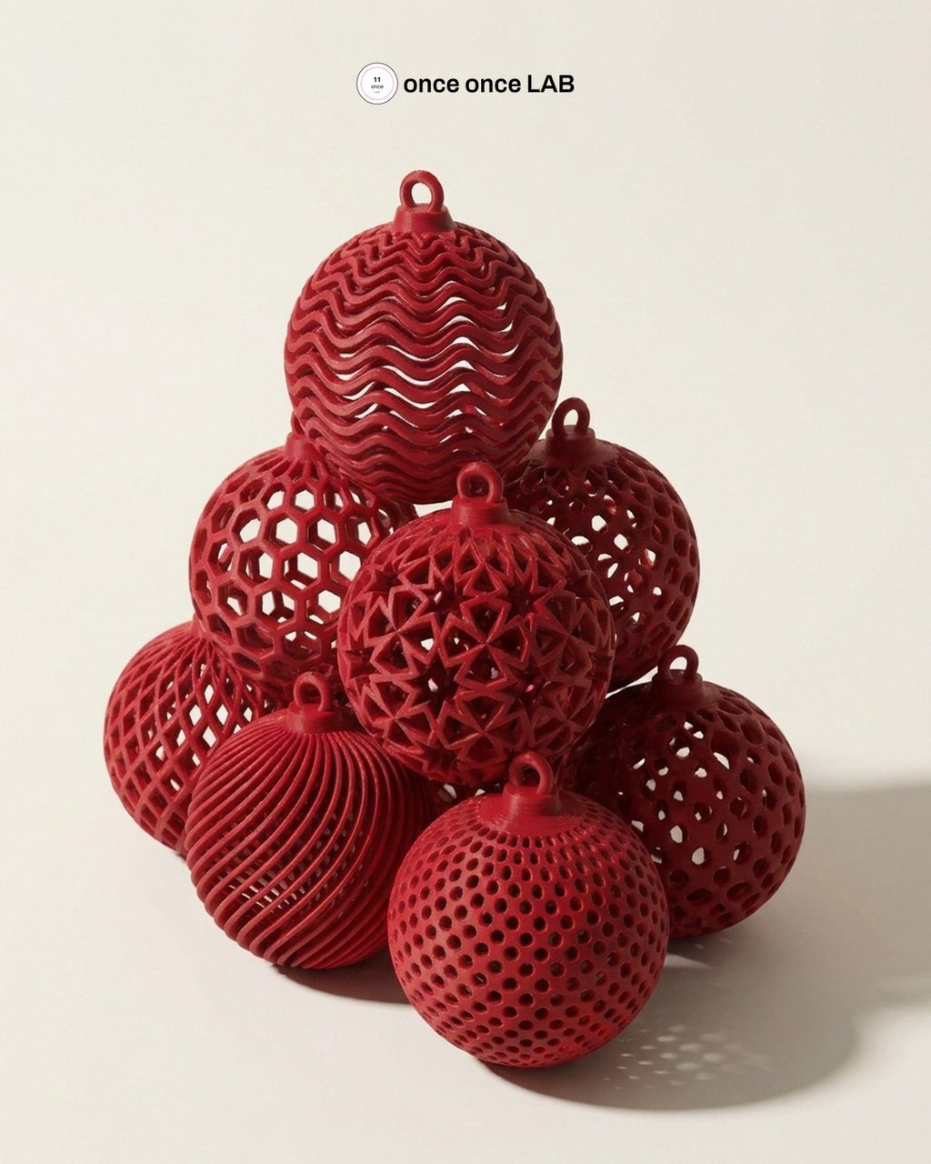 Set de 7 Esferas Caladas Rojas — Adornos de Árbol Geométricos 8 cm — Once Once Lab