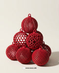 Set de 7 Esferas Caladas Rojas — Adornos de Árbol Geométricos 8 cm — Once Once Lab