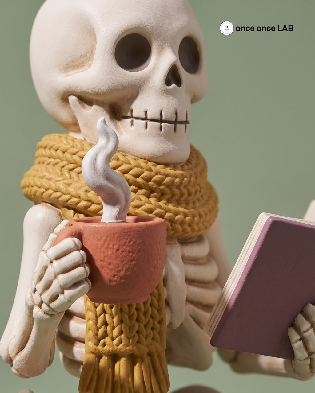 Esqueleto con Té y Libro — Figura para Repisa de Halloween en Tonos Tierra — once once LAB