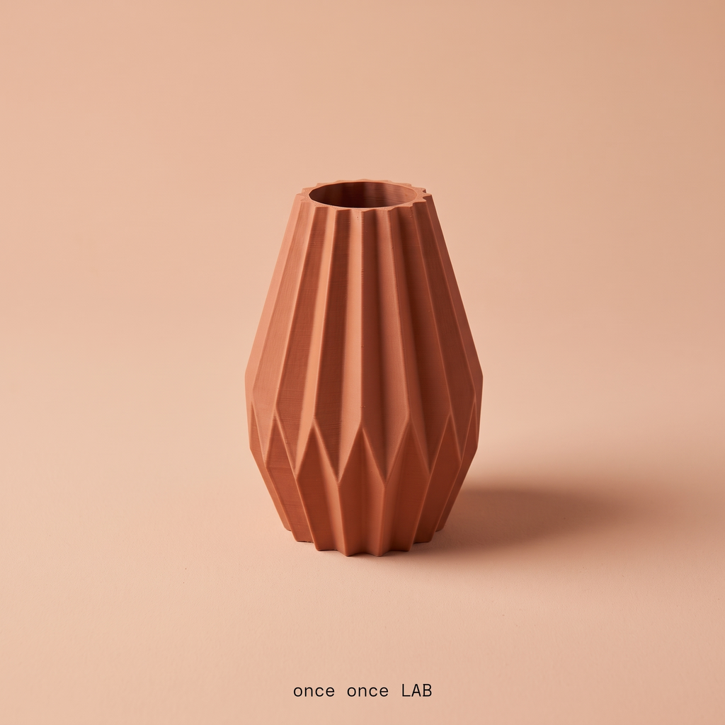 Jarrón Facetado — Acabado Mate que Enamora (Terracota) — otro ángulo | once once LAB