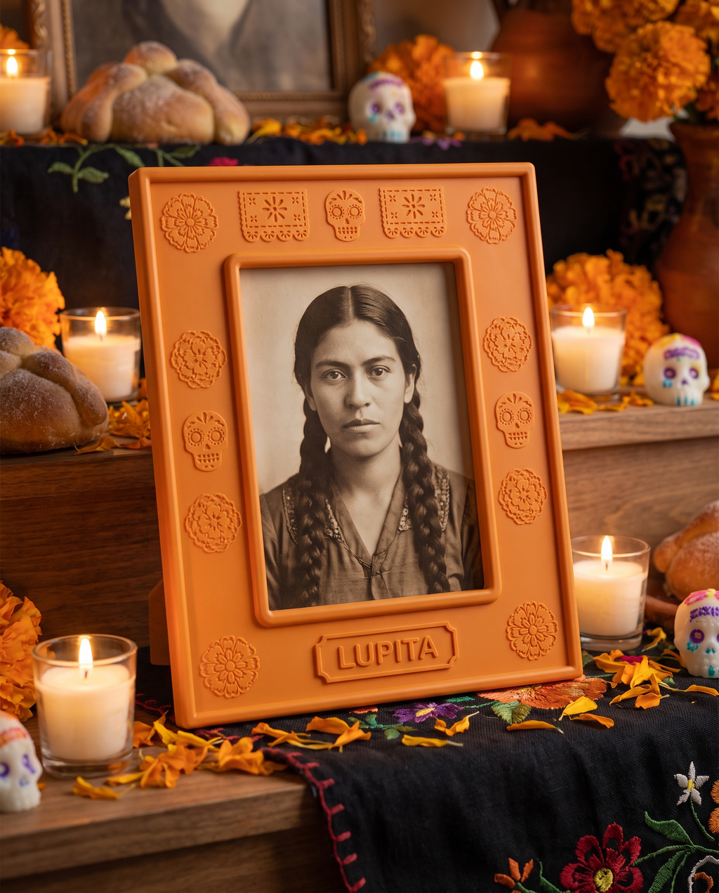 Portarretrato Día de Muertos con Cempasúchil y Papel Picado — vista 3 | once once LAB