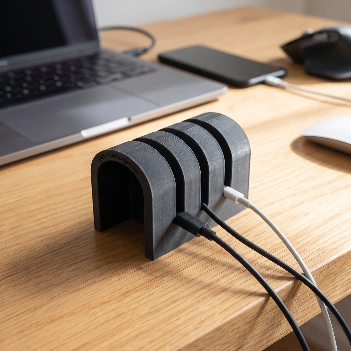 Organizador de Cables de Escritorio — Adiós al Cablerío — en uso | once once LAB