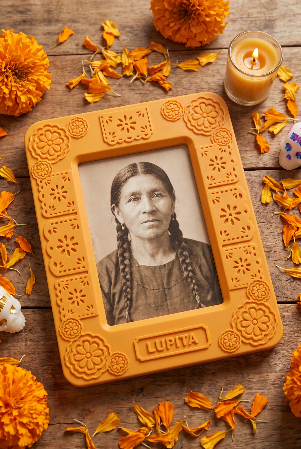 Portarretrato Día de Muertos con Cempasúchil y Papel Picado — vista 4 | once once LAB